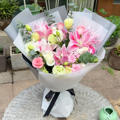 百色9朵玫瑰混搭百合，爱恋纯真无邪