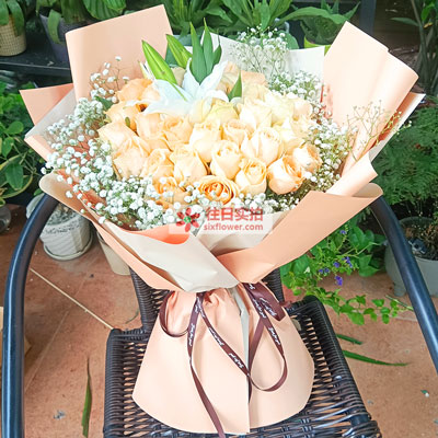 百色33朵香槟玫瑰百合，心里永远是你