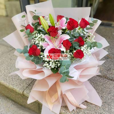 百色11朵红玫瑰百合，全世界里只有一个你